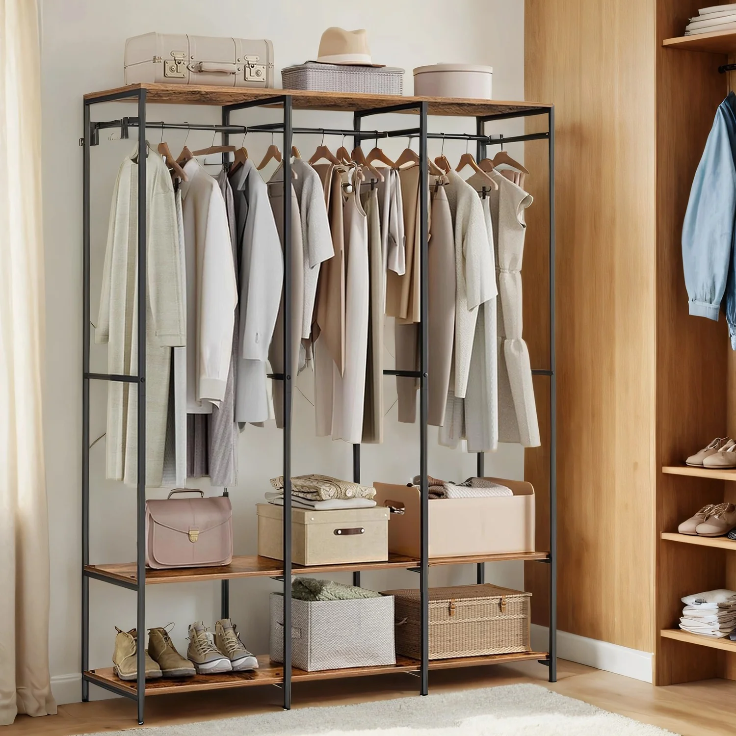 Kleiderschrank offen mit Kleiderstange und Haken