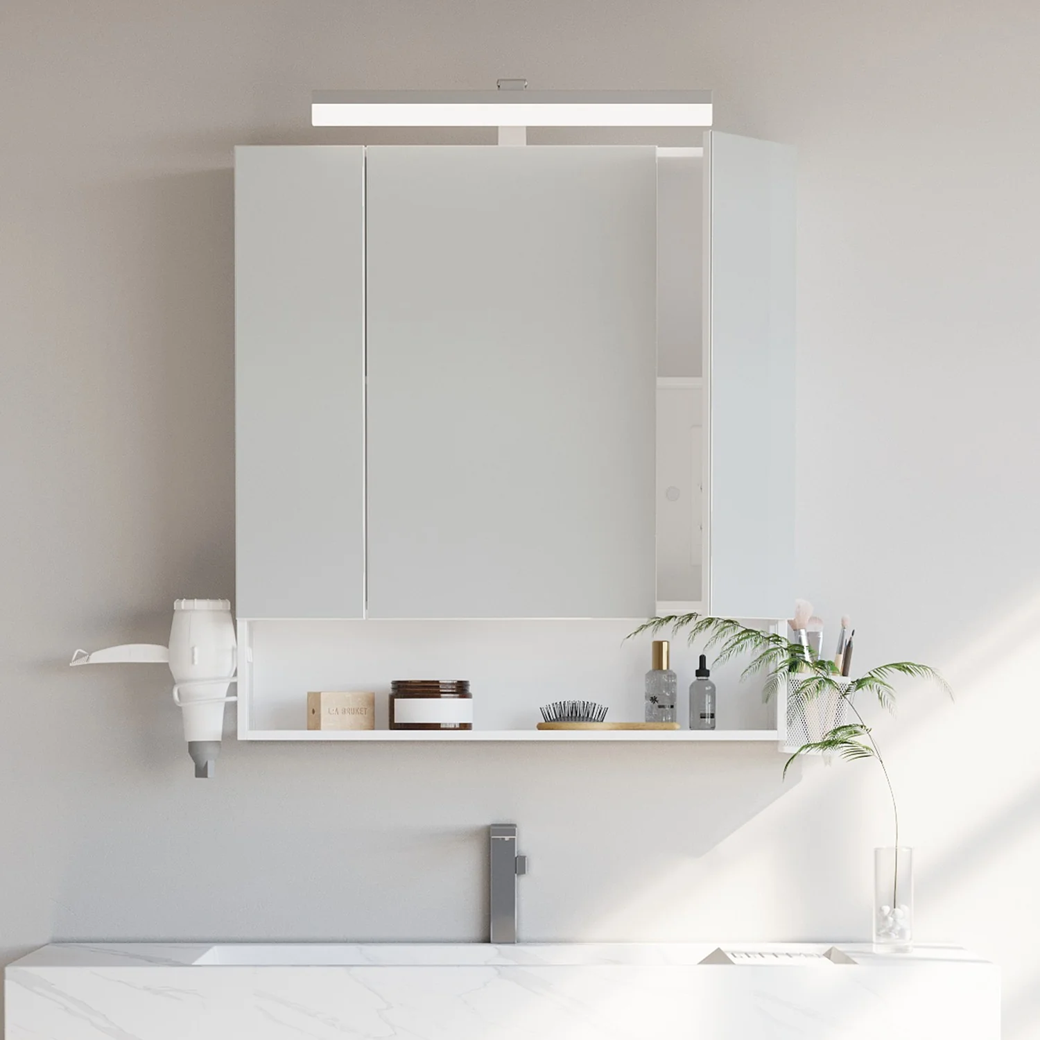 Badschrank mit Steckdosen und 3 Türen wolkenweiß